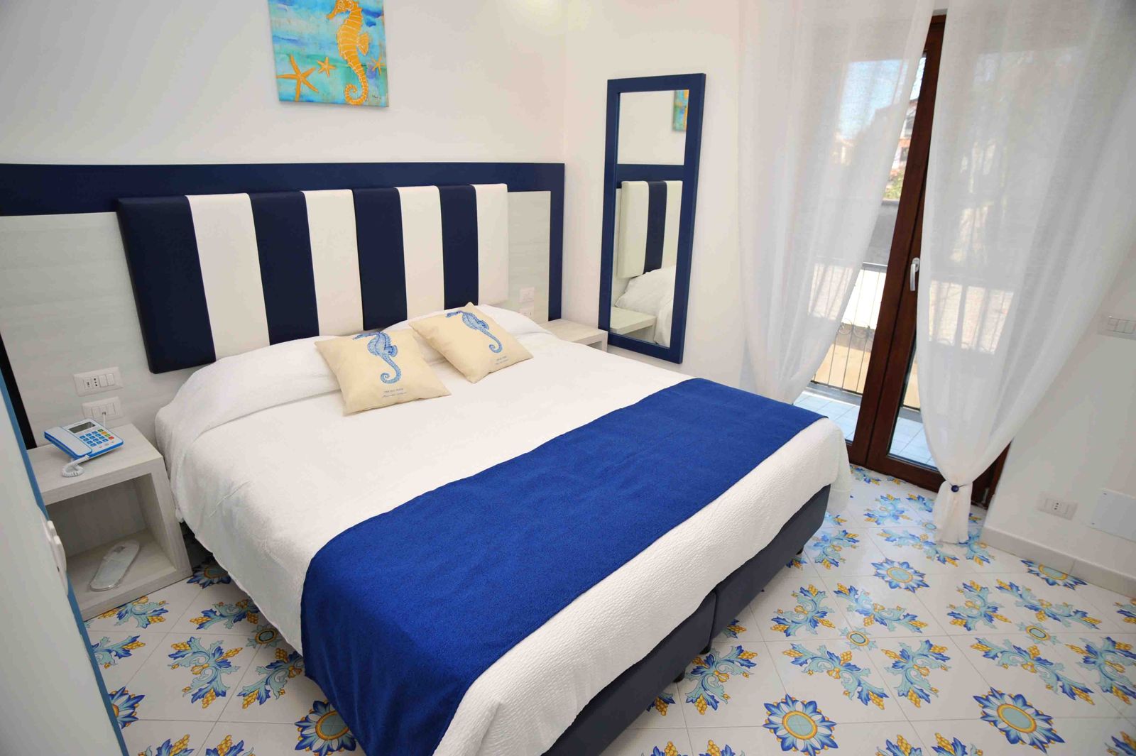 Camera del primo piano con letto matrimoniale e copriletto blu